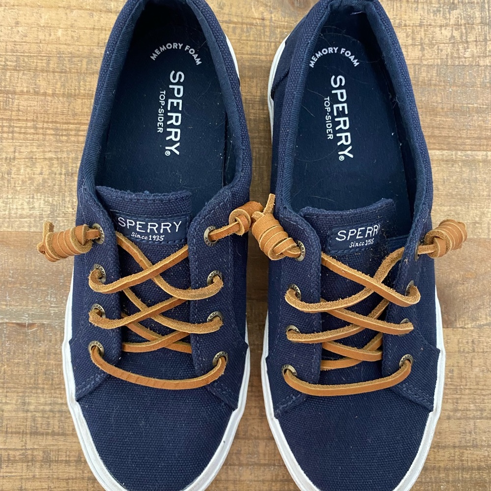 Super cute like new slip on Sperry tennis shoes size 6.5 w/ memory foam insoles.